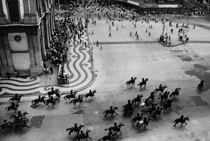 Kỵ binh cảnh sát ở thành phố Rio de Janeiro, Brazil, trấn áp các học sinh tham dự buổi lễ tưởng niệm Edson Luis de Lima Souto - một học sinh bị cảnh sát giết chết vì biểu tình chống vật giá leo thang - tại nhà thờ Candelaria ngày 4/4/1968. Ảnh: The Atlantic.