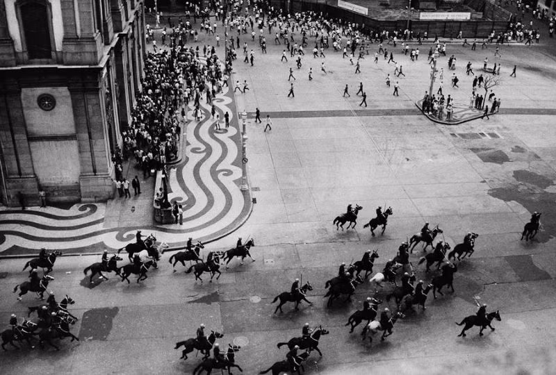 Kỵ binh cảnh sát ở thành phố Rio de Janeiro, Brazil, trấn áp các học sinh tham dự buổi lễ tưởng niệm Edson Luis de Lima Souto - một học sinh bị cảnh sát giết chết vì biểu tình chống vật giá leo thang - tại nhà thờ Candelaria ngày 4/4/1968. Ảnh: The Atlantic.