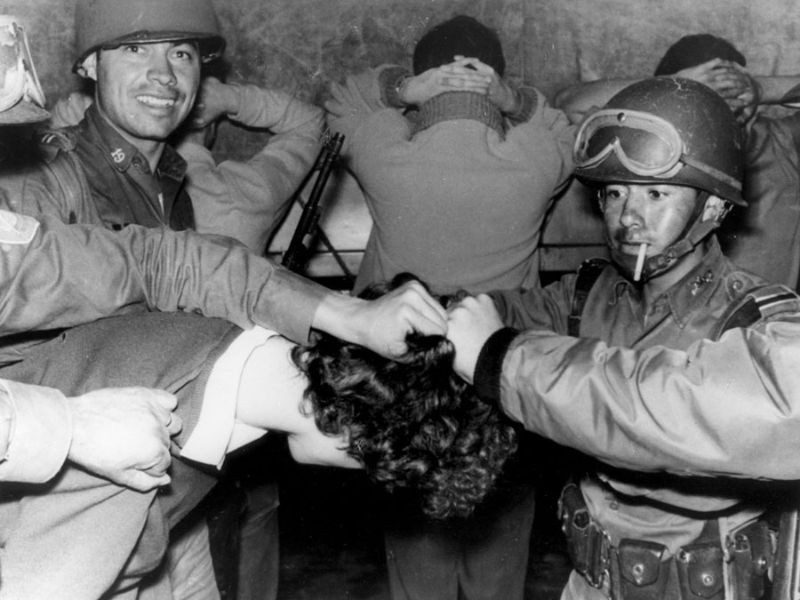 Quân đội Mexico trấn áp những người biểu tỉnh ở thành phố Tlatelolco, Mexico ngày 2/10/1968 này. Khoảng 300 người được cho là đã bị quân đội thảm sát trong vụ bạo loạn ở thành phố này. Ảnh: The Atlantic.