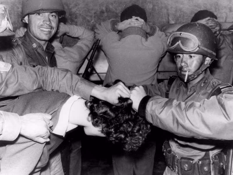 Quân đội Mexico trấn áp những người biểu tỉnh ở thành phố Tlatelolco, Mexico ngày 2/10/1968 này. Khoảng 300 người được cho là đã bị quân đội thảm sát trong vụ bạo loạn ở thành phố này. Ảnh: The Atlantic.