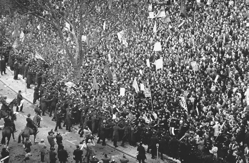 Một cuộc biểu tình chống chiến tranh Việt Nam diễn ra ở London vào ngày 18/3/1968. Hàng trăm người đã bị bắt trong sự kiện khi họ tập trung trước Đại sứ quán Mỹ. Ảnh: The Atlantic.