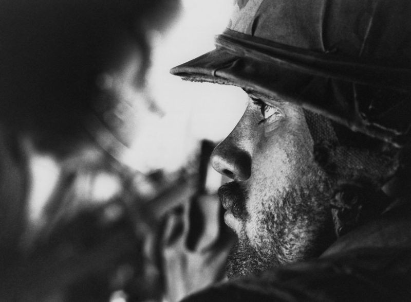 Chân dụng một binh sĩ thủy quân lục chiến Mỹ trên một chiếc trực thăng trong chiến dịch quân sự gần Cồn Tiên, Quảng Trị trong cuộc chiến tranh Việt Nam, ngày 18/7/1968. Ảnh: The Atlantic.