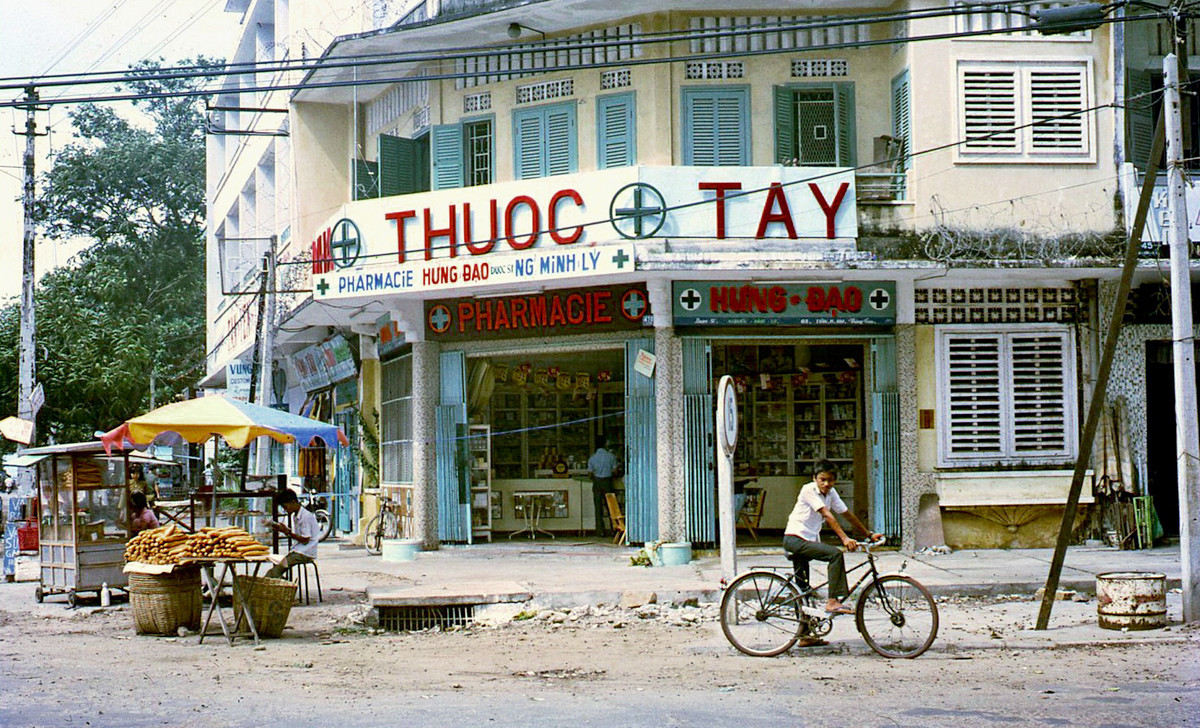 Tiệm thuốc Tây trên đường Trần Hưng Đạo. Ảnh: Mike Vogt.