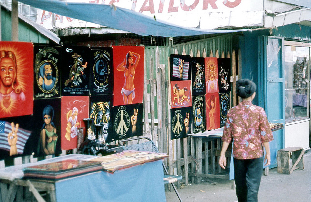 Quầy bán tranh trang trí trên đường phố. Ảnh: Mike Vogt.