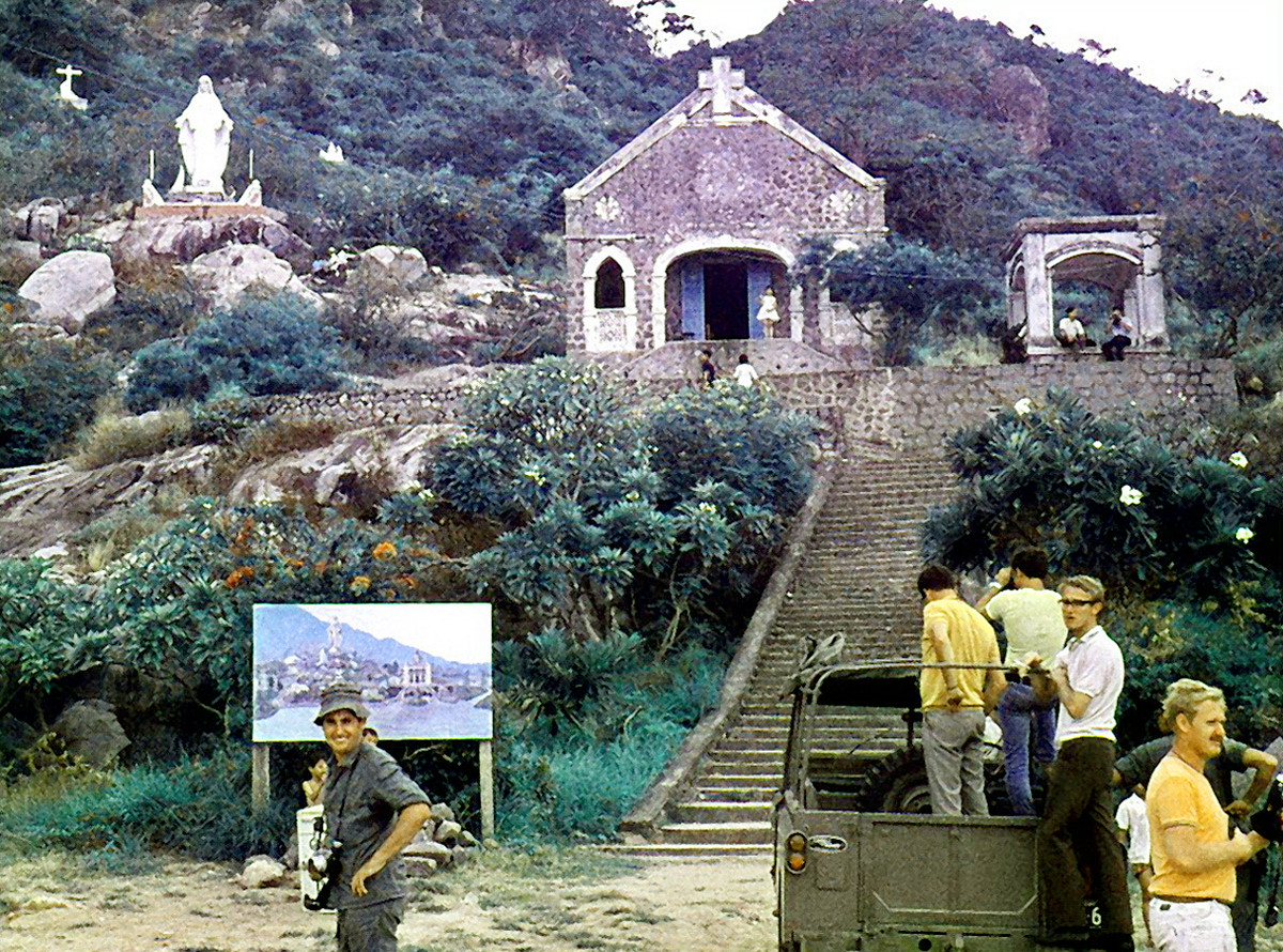 Đài Đức Mẹ Bãi Dâu ở chân núi Lớn Vũng Tàu. Ảnh: Mike Vogt.