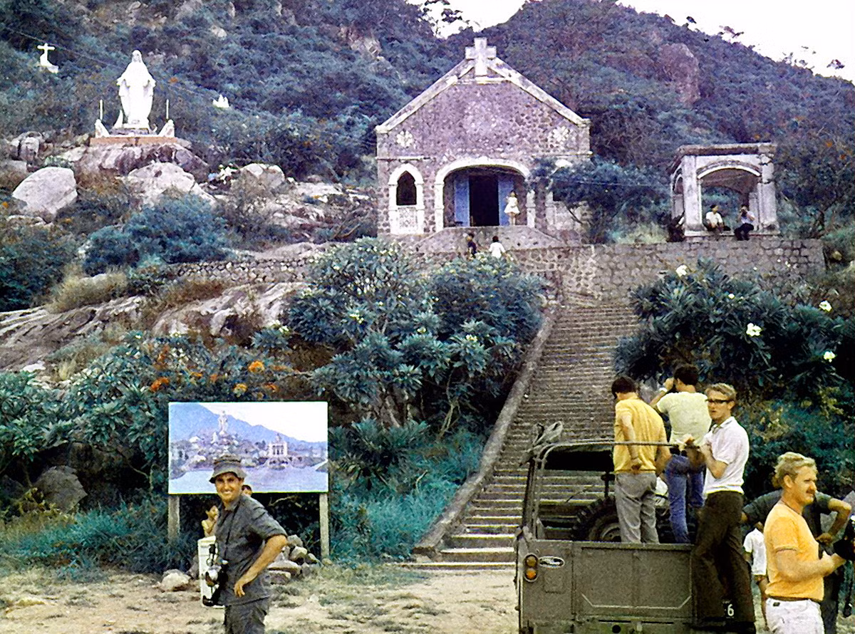 Đài Đức Mẹ Bãi Dâu ở chân núi Lớn Vũng Tàu. Ảnh: Mike Vogt.