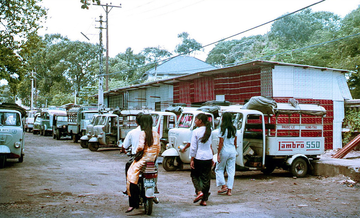 Một bến xe lam Vũng Tàu. Ảnh: Mike Vogt.