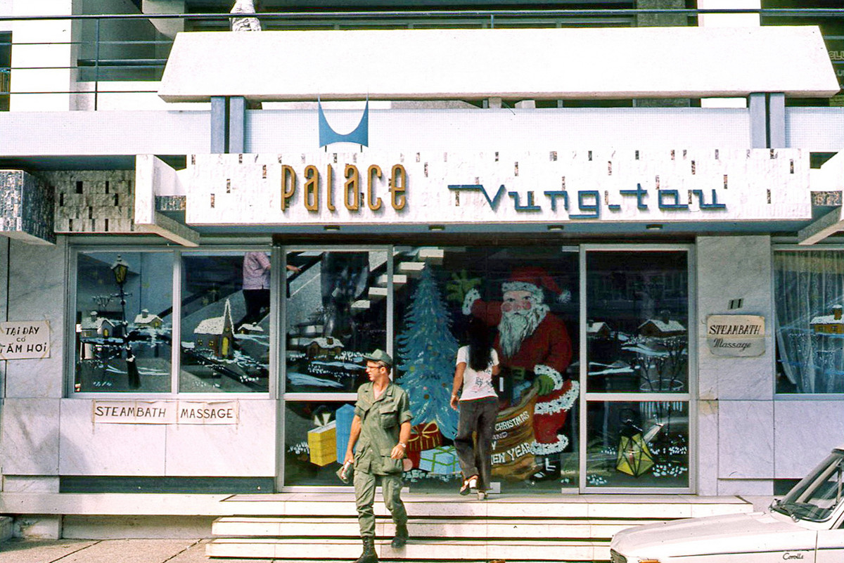Không khí Giáng sinh ở khách sạn Palace vào dịp Giáng sinh 1971. Ảnh: Mike Vogt.