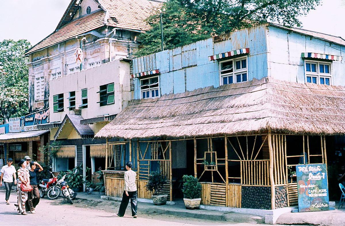 Bên ngoài một quán cà phê mang phong cách "nhà lá". Ảnh: Mike Vogt.