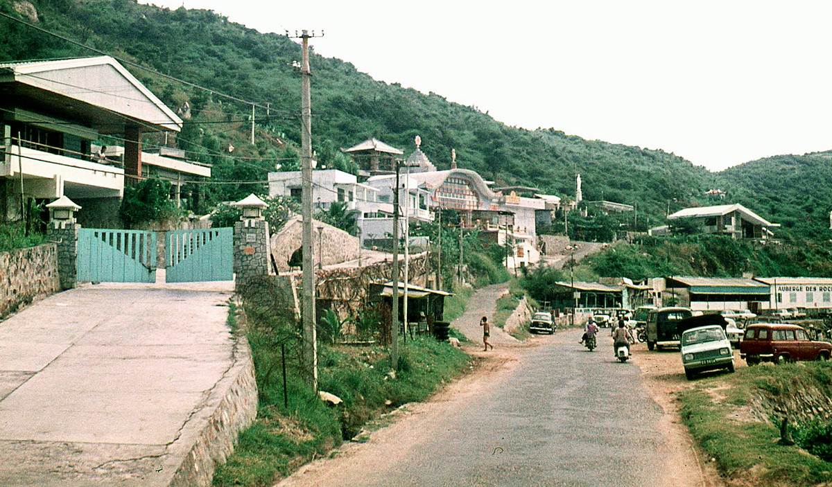 Niết Bàn Tịnh Xá và khu dân cư xung quanh, khu vực chân núi Nhỏ. Ảnh: Mike Vogt.