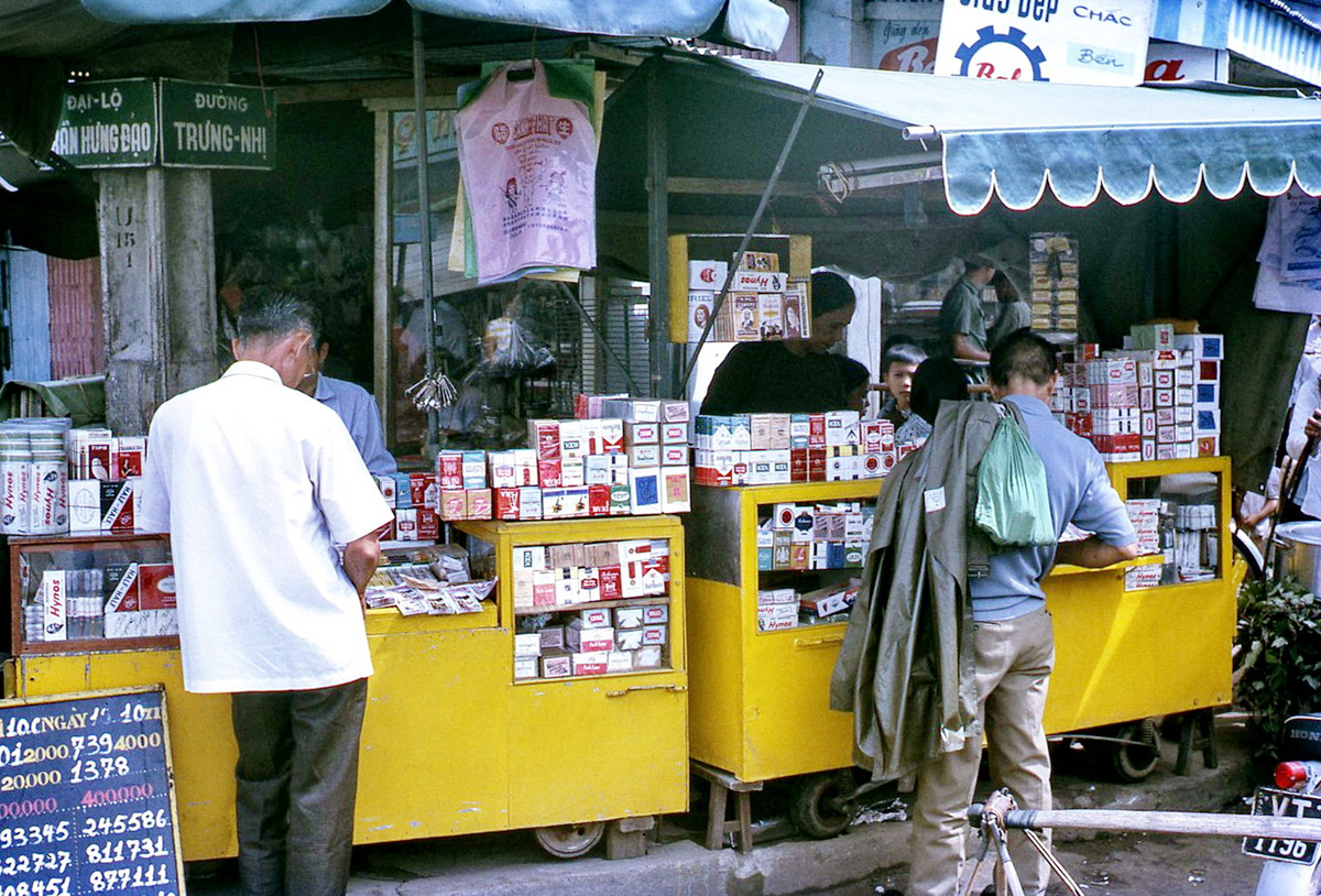Các quầy thuốc lá ở giao lộ Trần Hưng Đạo - Trưng Nhị. Ảnh: Mike Vogt.
