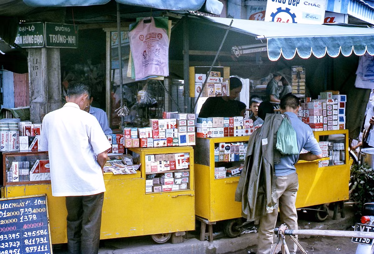 Các quầy thuốc lá ở giao lộ Trần Hưng Đạo - Trưng Nhị. Ảnh: Mike Vogt.