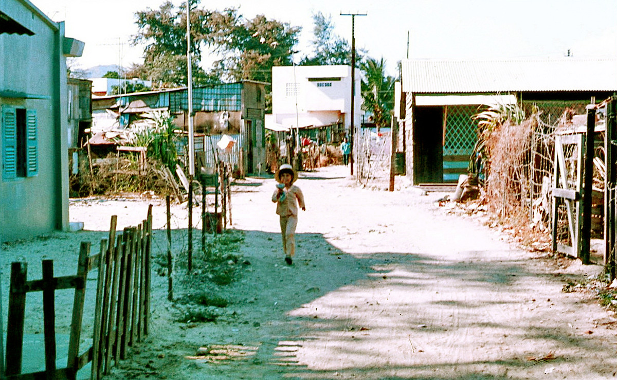 Một ngõ nhỏ ở Vũng Tàu. Ảnh: Mike Vogt.