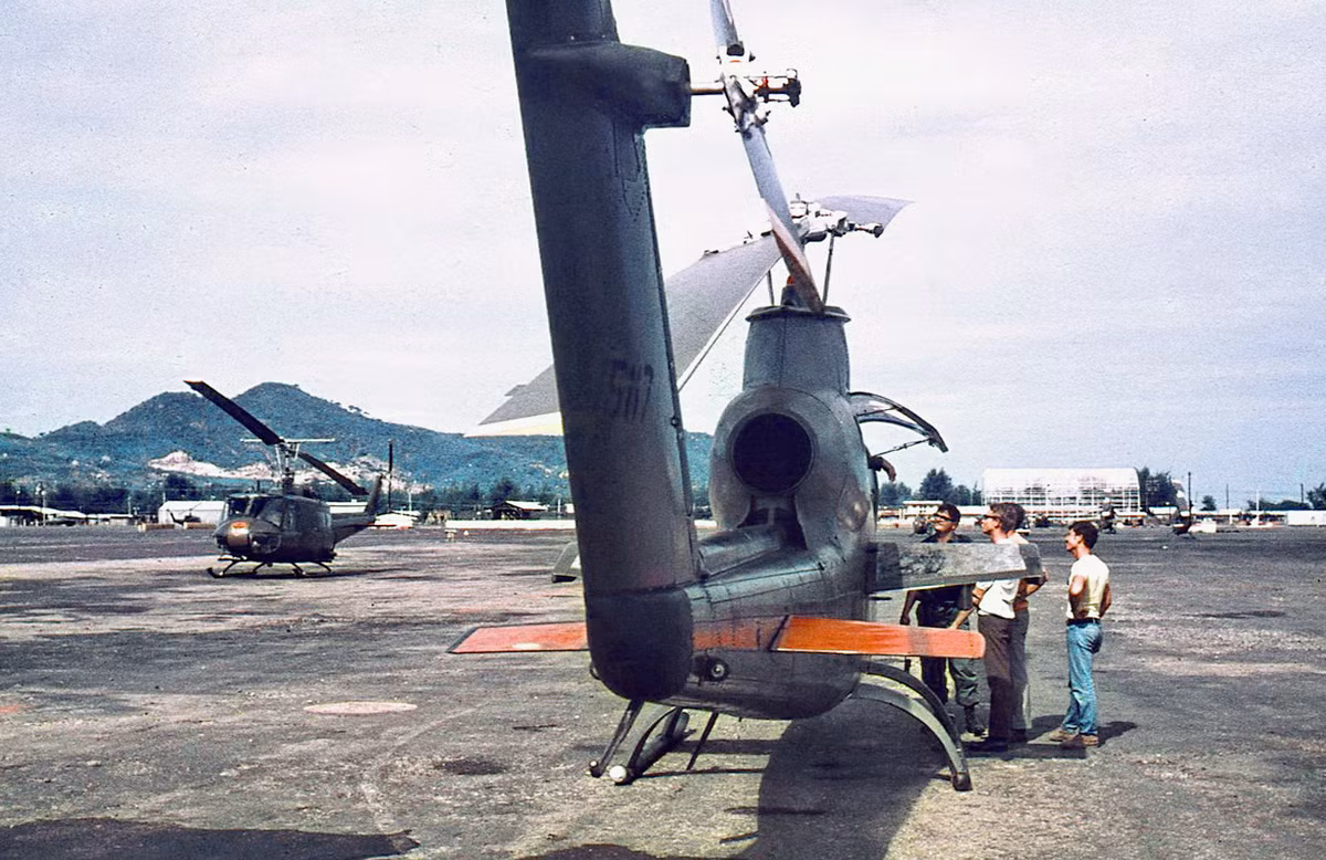 Trực thăng AH-1 ở sân bay Vũng Tàu. Ảnh: Mike Vogt.