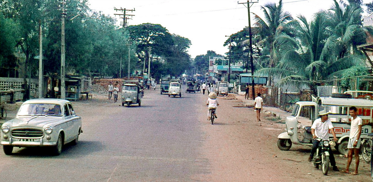 Trên một con đường của thị xã Vũng Tàu. Ảnh: Mike Vogt.