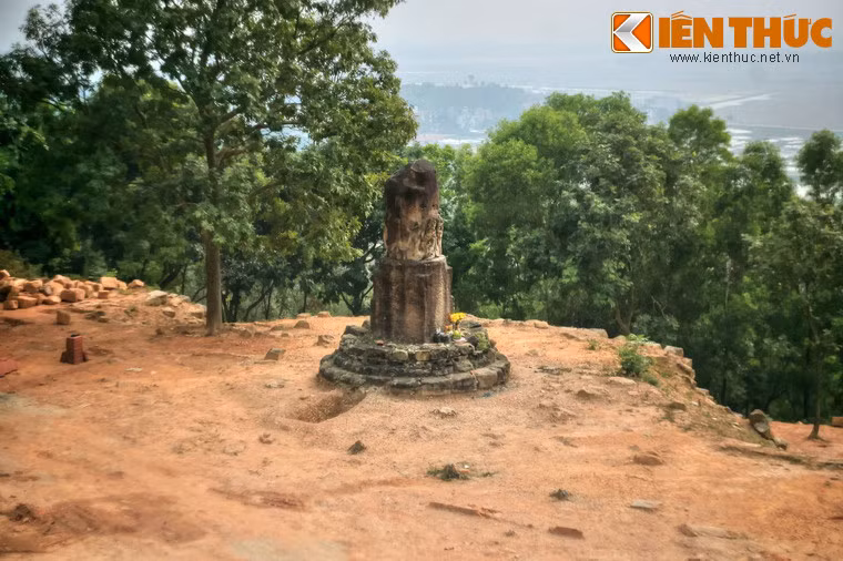 Nằm trên cấp nền thứ hai bên trái của chùa Dạm (xã Nam Sơn, thành phố Bắc Ninh, tỉnh Bắc Ninh), cột đá chùa Dạm được xây dựng vào thế kỉ thứ 11, được coi là hiện vật điêu khắc hoành tráng, hoàn mỹ nhất của nhà Lý còn tồn tại đến nay.