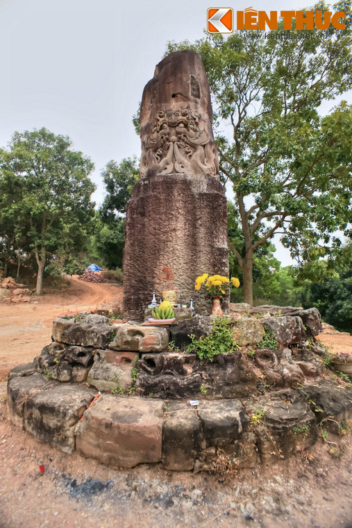 Phần bệ đá gồm hai cấp cao 0,80m, đường kính chân bệ khoảng 4,5 m, được chạm hoa văn sóng nước thời Lý. Phần cột được chia thành 3 phần. Phần dưới là khối hộp vuông 1,35m x 1,60m có những vết đục nhám thô phác. Trụ tròn phía trên có đường kính 1,35m.