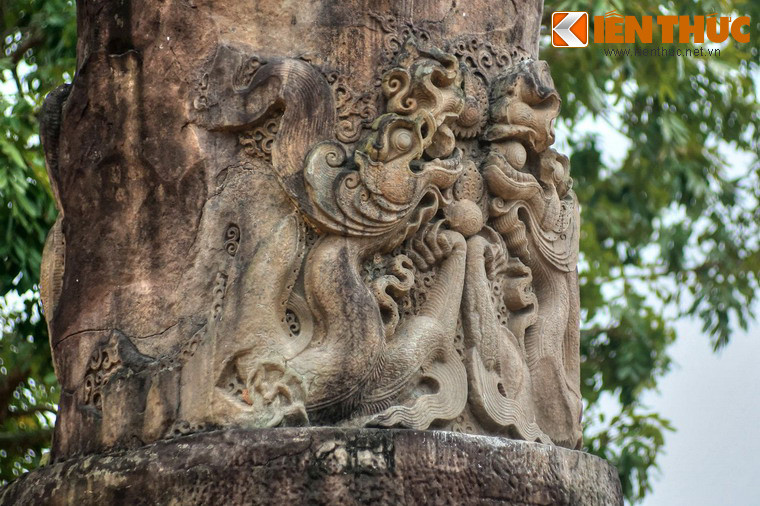 Suốt nhiều năm qua, vấn đề giải mã ý nghĩa biểu tượng cột đá này đã diễn ra sôi nổi. Trong số các ý kiến đưa ra thì có hai giả thuyết chủ yếu.