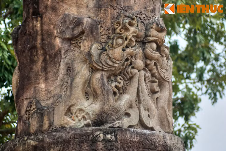 Suốt nhiều năm qua, vấn đề giải mã ý nghĩa biểu tượng cột đá này đã diễn ra sôi nổi. Trong số các ý kiến đưa ra thì có hai giả thuyết chủ yếu.