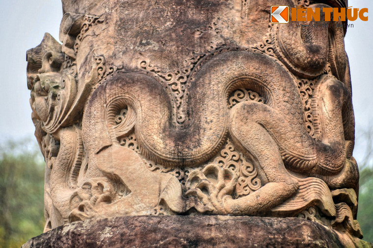 Toàn thân rồng có vẩy khép, uốn lượn nhịp nhàng, mềm mại. Chân rồng có 5 móng, cong và nhọn sắc như móng chim.