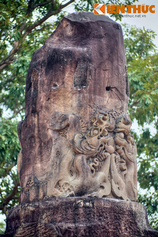 Phần trụ tròn là nơi tập trung tinh hoa mỹ thuật của cột đá, được chạm nổi đôi rồng theo đồ án “lưỡng long hiến châu”. Đây chính là điểm nhấn của phần thân cột đá, và cũng là nét đặc trưng mỹ thuật thời Lý.