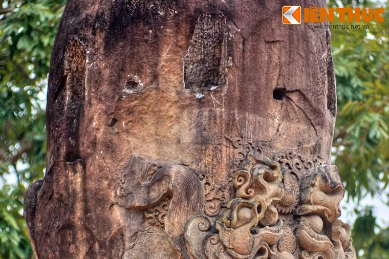 Phần trên cùng trụ tròn có những lỗ mộng, có thể là kết cấu đảm bảo cho vấn đề chịu lực của hệ thống dầm cho hệ thống công trình phía trên đỉnh cột mà nay đã mất đi.