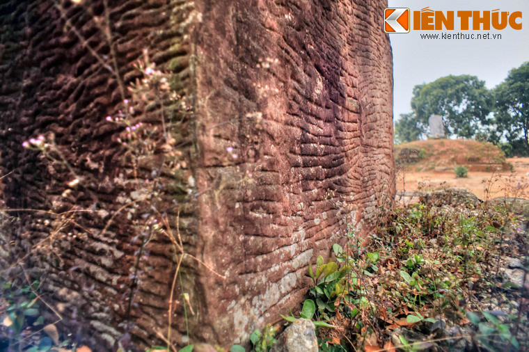 Thứ nhất, cột đá chùa Dạm là một chiếc linga (dương vật) mang tinh thần của tín ngưỡng phồn thực của người Việt trong sự giao thoa với văn hóa Chămpa - Ấn Độ. Thứ hai, cột đá chùa Dạm là một phế tích còn lại của kiến trúc Liên hoa đài của chùa Dạm thuở ban đầu.