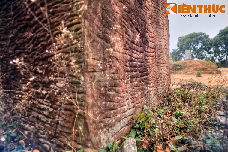 Thứ nhất, cột đá chùa Dạm là một chiếc linga (dương vật) mang tinh thần của tín ngưỡng phồn thực của người Việt trong sự giao thoa với văn hóa Chămpa - Ấn Độ. Thứ hai, cột đá chùa Dạm là một phế tích còn lại của kiến trúc Liên hoa đài của chùa Dạm thuở ban đầu.