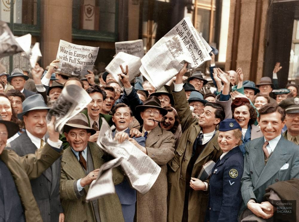 Những người phụ nữ hòa mình vào đám đông vui mừng tại trụ sở của quân Đồng minh ở Reims, Pháp, trước tin quân Đức đầu hàng vô điều kiện, sáng ngày 7/5/1945. Ảnh: Vintag.