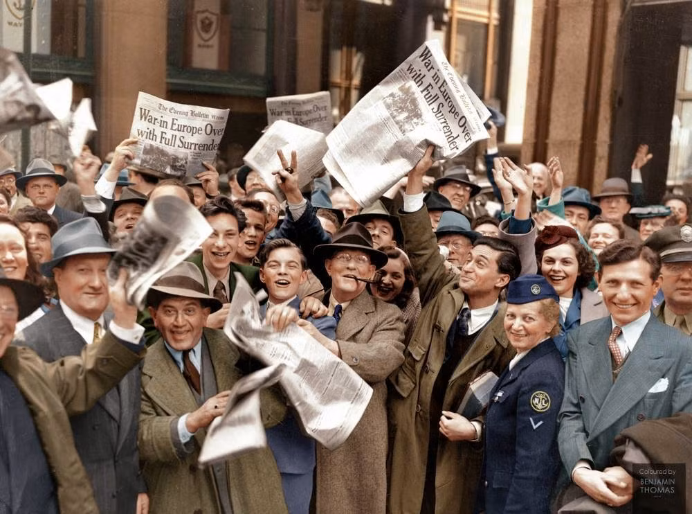 Những người phụ nữ hòa mình vào đám đông vui mừng tại trụ sở của quân Đồng minh ở Reims, Pháp, trước tin quân Đức đầu hàng vô điều kiện, sáng ngày 7/5/1945. Ảnh: Vintag.