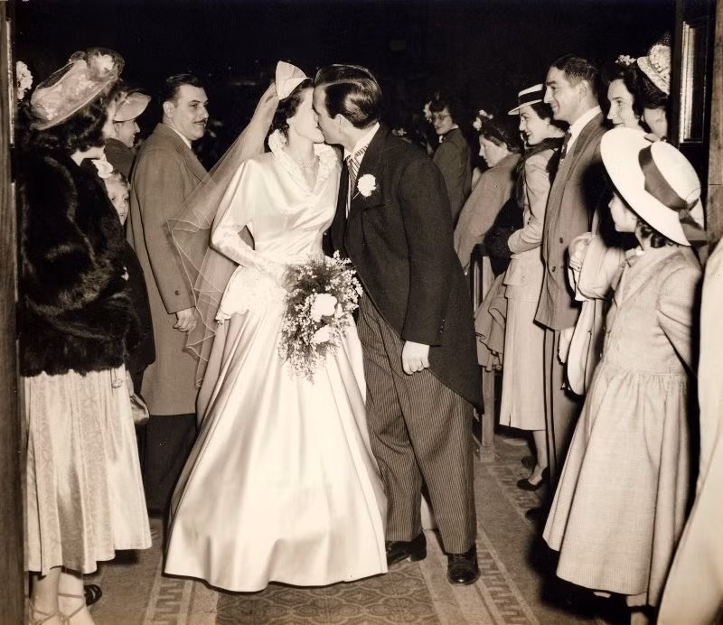 Cô dâu và chú rể hôn nhau trước sự chứng kiến của bà con hai họ. Ảnh: Robert Barone Flickr.