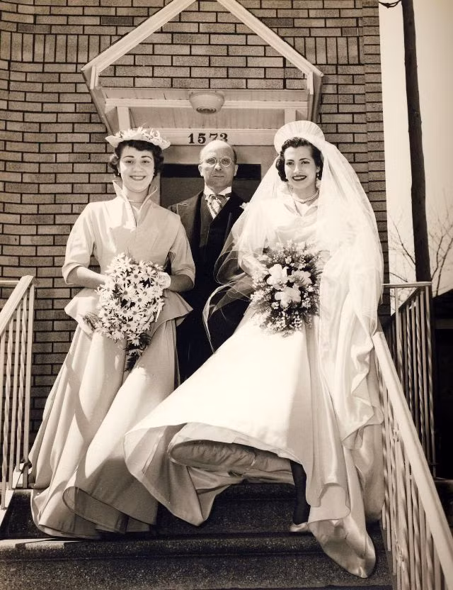 Clara cùng cha - ông Pasquale - và mẹ đỡ đầu tại nhà thờ Saint Clare ở New York trước đám cưới. Ảnh: Robert Barone Flickr.