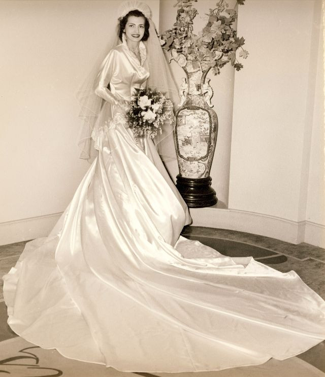 Cô Clara chụp ảnh kỷ niệm bên chiếc bình gốm kiểu Trung Hoa. Ảnh: Robert Barone Flickr.