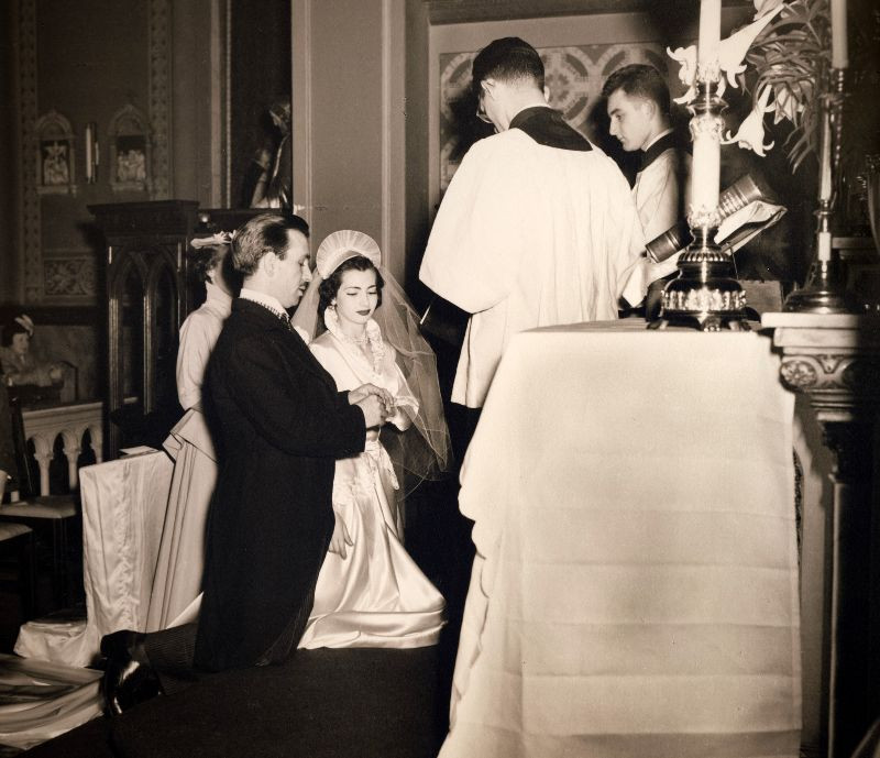 Cô dâu Clara nhận nhẫn cưới từ chú rể Angelo tại nhà thờ. Ảnh: Robert Barone Flickr.