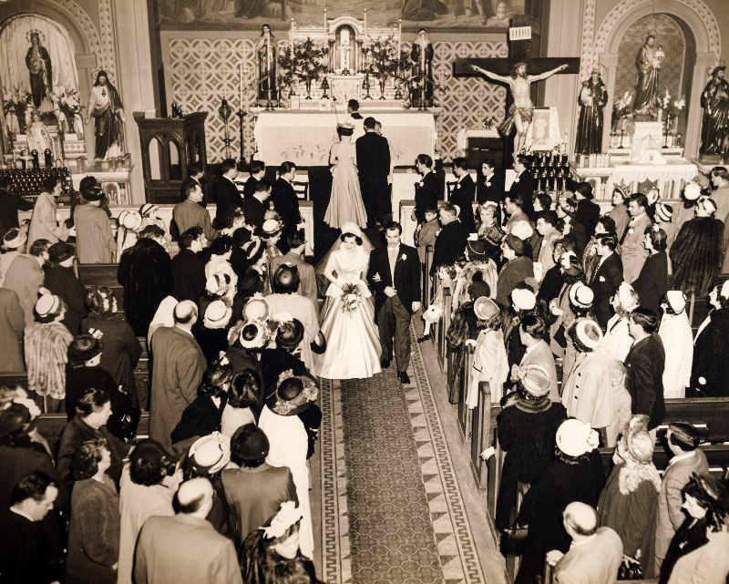 Khung cảnh tại nhà thờ Saint Clare trong buổi lễ đính hôn. Ảnh: Robert Barone Flickr.