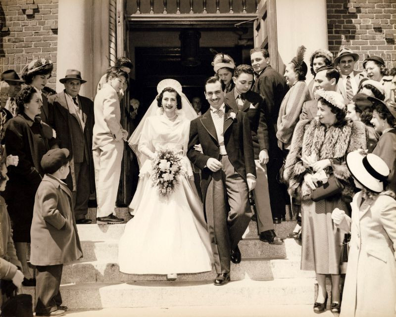 Cô dâu và chú rể rời khỏi nhà thờ. Ảnh: Robert Barone Flickr.