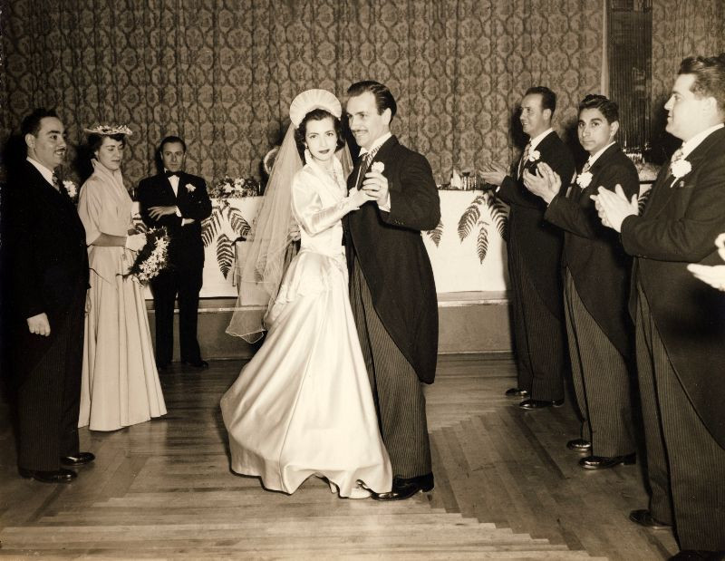 Cô dâu và chú rể khiêu vũ tại tiệc cưới. Ảnh: Robert Barone Flickr.