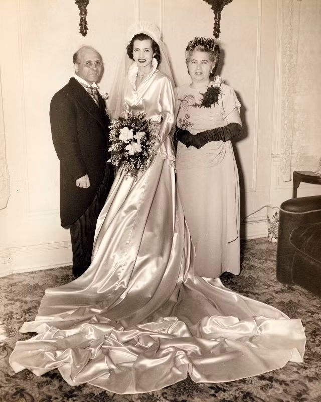 Clara chụp ảnh lưu niệm cùng cha mẹ - ông Pasquale và bà Caterina trong ngày cưới. Ảnh: Robert Barone Flickr.