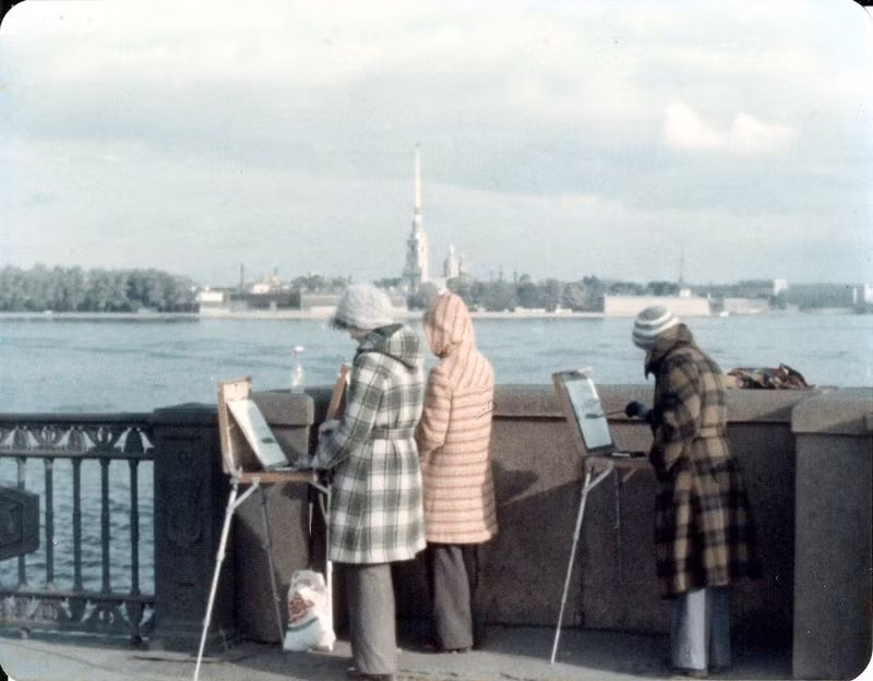 Các nữ họa sĩ vẽ tranh trên cầu Hoàng Cung, sông Neva. Ảnh: Michael Neubert.