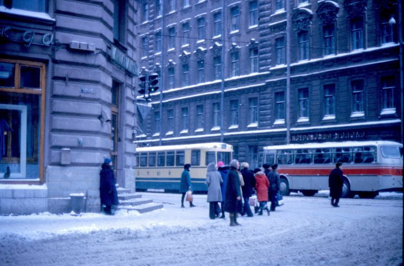Đường phố Leningrad mùa tuyết tan, năm 1977. Ảnh: Michael Neubert.