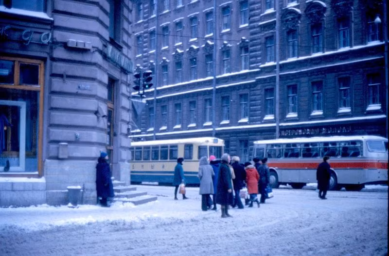 Đường phố Leningrad mùa tuyết tan, năm 1977. Ảnh: Michael Neubert.