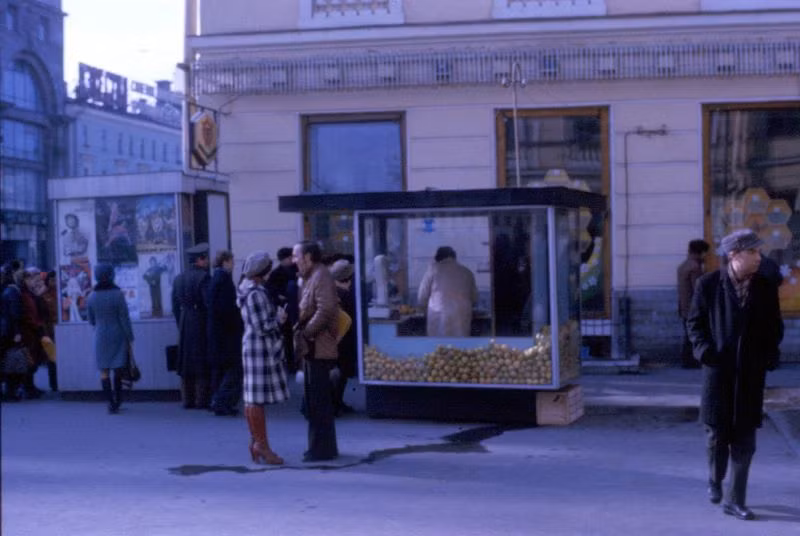 Cửa hàng hoa quả trên đại lộ Nevsky. Ảnh: Michael Neubert.