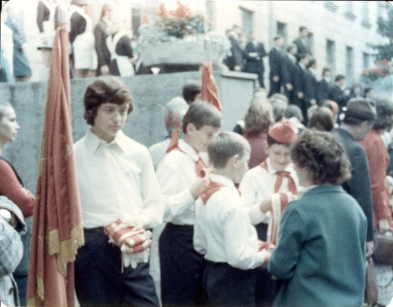 Buổi lễ khai giảng tại một ngôi trường ở Leningrad. Ảnh: Michael Neubert.