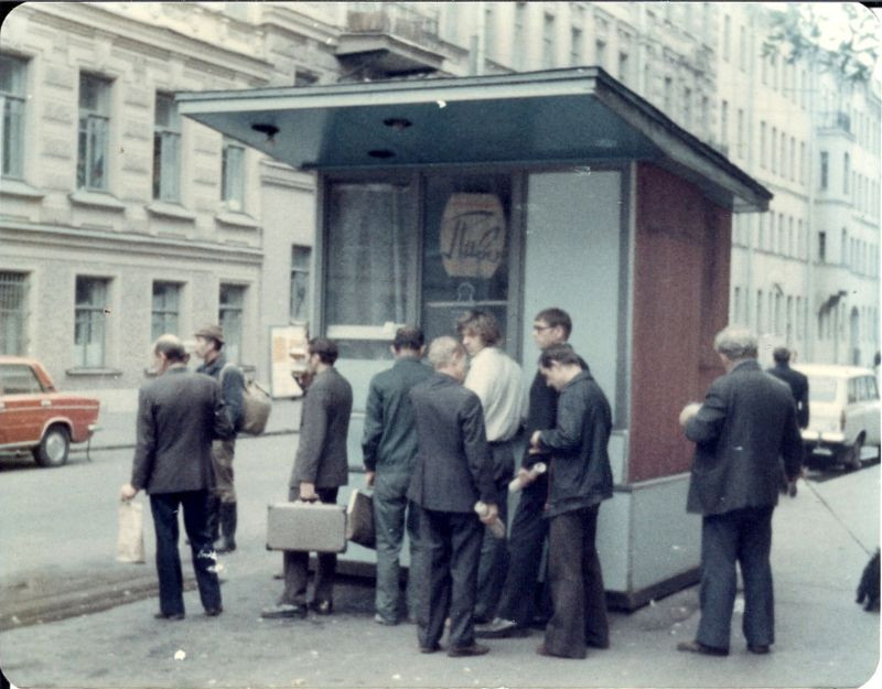 Quầy bia hơi trên phố Ulitsa Vosstaniya. Ảnh: Michael Neubert.