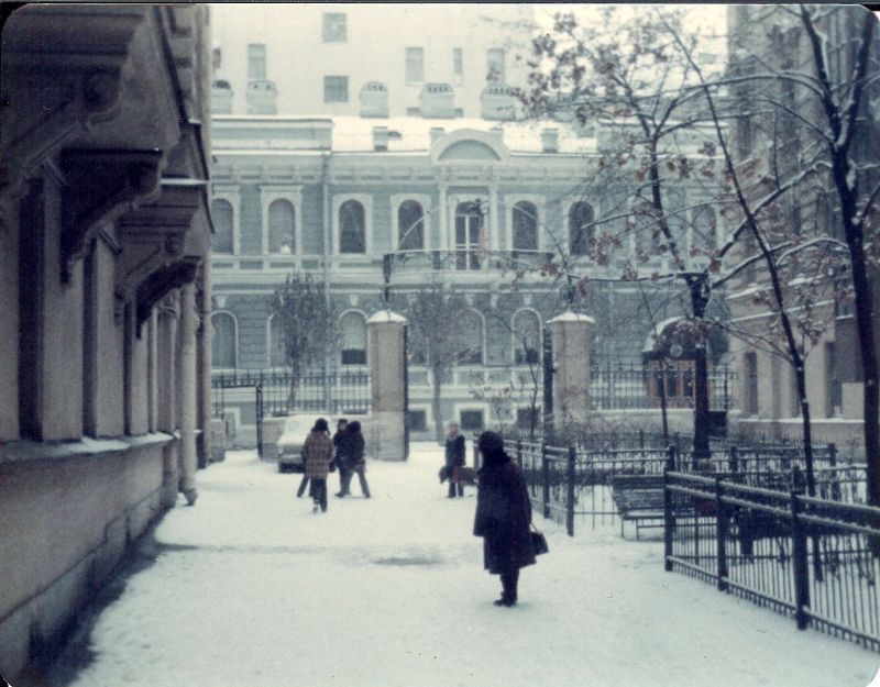 Đường phố Leningrad ngập tuyết trong mùa đông. Ảnh: Michael Neubert.