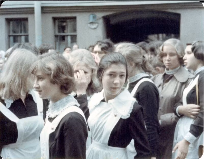 Các nữ sinh trung học trong lễ khai giảng. Ảnh: Michael Neubert.