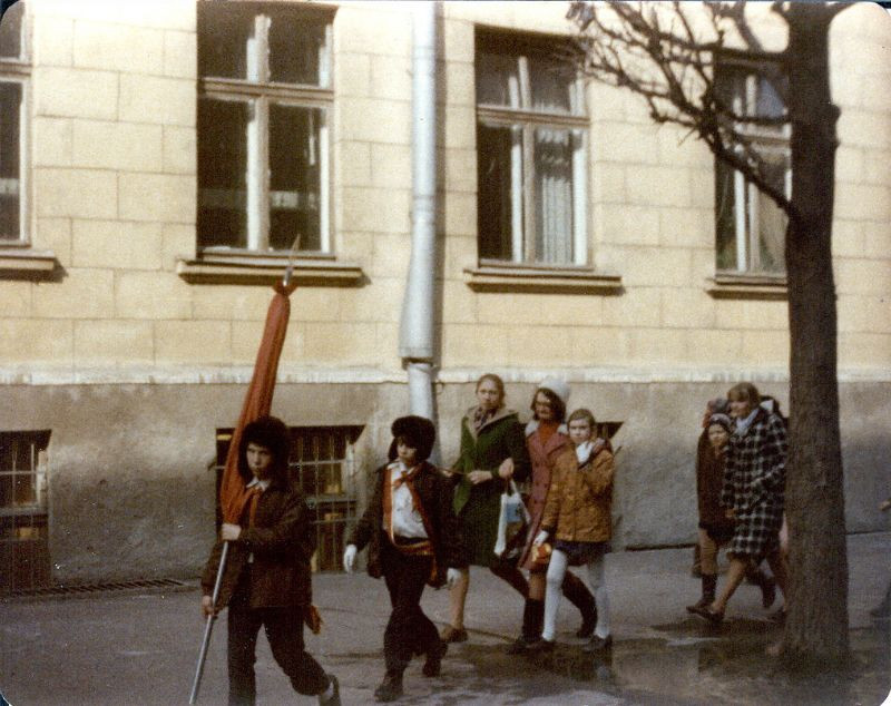 Các học sinh đến trường trong ngày đầu tiên của năm học. Ảnh: Michael Neubert.