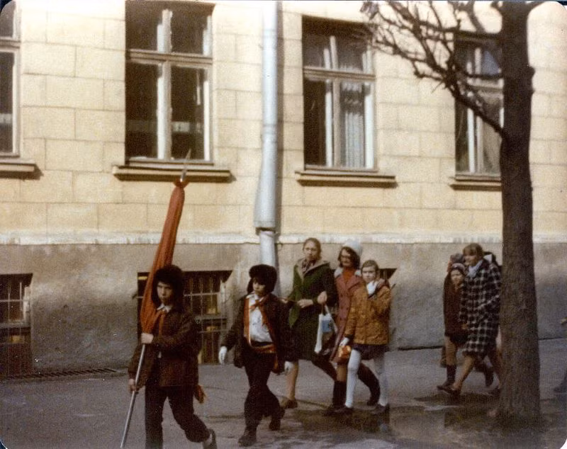 Các học sinh đến trường trong ngày đầu tiên của năm học. Ảnh: Michael Neubert.