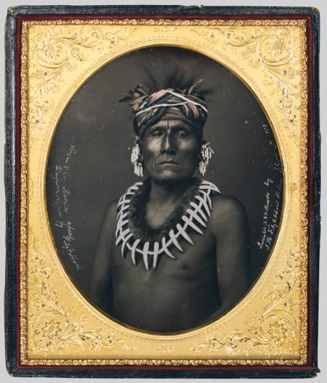 Chân dung ông Kno-Shr, tù trưởng một bộ tộc người Mỹ bản địa ở Kansas. Ảnh chụp năm 1853.