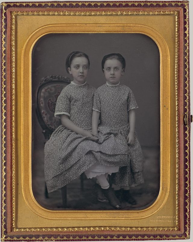 Chân dung hai bé gái song sinh, chụp vào khoảng năm 1857.